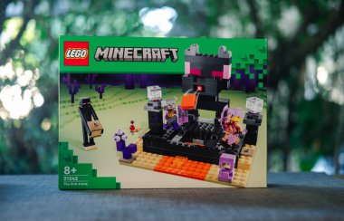 Bangkok, Tayland - 13 Ocak 2024: Bir kutu LEGO Minecraft The End Arena numarası 21242. Yetenek ve hayal gücünü geliştiriyor. Minecraft oyununun karakterleri.