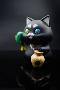 Bangkok, Tayland - 15 Ocak, 24: Şirin bir Khun ME Chok, bir BAAC tasarruf bankası, bambu çubuğunda balık yakalayan siyah bir kedi. Ulusal Çocuk Günü 'nde. Banka Tarım ve Tarım Kooperatifleri