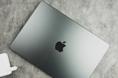 Bangkok, Tayland - 15 Ocak 2024: M3 işlemcili yeni Apple Macbook Pro uzay siyah renginin modern tasarımı