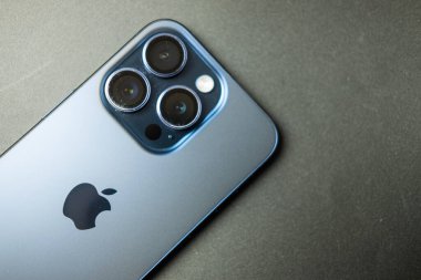 Bangkok, Tayland - 15 Ocak 2024: IPhone 15 Pro Blue Titanium. Teknolojik akıllı telefon modern tasarım, 48 megapiksel ana kamera ve Dinamik Ada