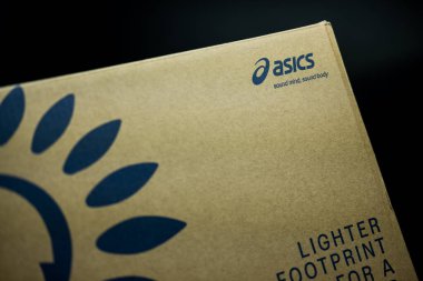 Bangkok, Tayland - 15 Ocak 2024: Asics logolu spor ayakkabı kutusu. Asics logosu. Asics, spor malzemeleri üreten çok uluslu bir Japon şirketidir.