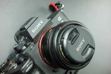 Bangkok, Tayland - 15 Ocak 2024 Sony Alpha a7 Full Frame MILC aynasız kamera. En iyi aynasız kamera 40mm mercekli.