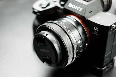 Bangkok, Tayland - 15 Ocak 2024: Kamera GMaster lensli Sony Alpha 7m4. Aynasız Melez Full Frame. En iyi aynasız kamera