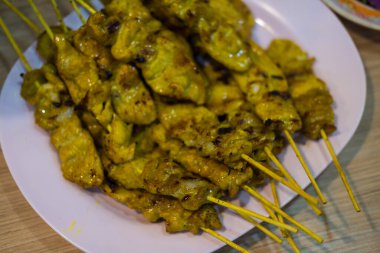 Domuz budu şişini kapat. Bu Tayland domuz eti satay tarifini yapmak kolaydır ve aperatif, aperatif ya da ana yemek olarak yenebilir. Tayland sokak yemeği.