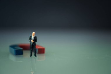 Minyatür işadamı mıknatısı ve boş alanı var. İş ve liderlik kavramı