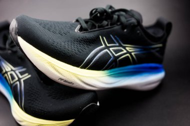 Bangkok, Tayland - 19 Ocak 2024: ASICS Koşu Ayakkabıları Jel Nimbus 25 WIDE