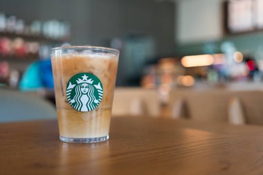 Bangkok, Tayland - 19 Ocak 2024: Kahve tazeleyici içecek, Starbucks logosuyla birlikte kahve dükkanının arka planında servis ediliyor. Starbucks en büyük kahve şirketi.