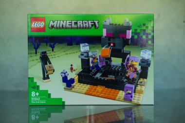 Bangkok, Tayland - 19 Ocak 2024: Bir kutu LEGO Minecraft The End Arena numarası 21242. Yetenek ve hayal gücünü geliştiriyor. Minecraft oyununun karakterleri. LEGO çok popüler.