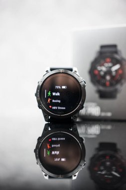 Bangkok, Tayland - 24 Ocak 2024: Garmin Epix Pro Gen 2, her zaman açık, AMOLED ekran ve daha büyük bilekler için tasarlanmış titanyum bezel çizik geçirmez safir lens.