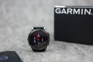 Bangkok, Tayland - 24 Ocak 2024 Garmin Epix Pro Gen 2, Sapphire Edition 47 mm. Profesyonel akıllı premium spor, koşu, triatlon, fitness ve smartwatch, yanmış kalori gösteriyor.