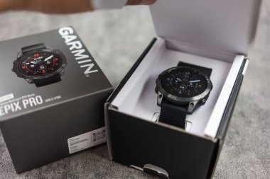 Bangkok, Tayland - 24 Ocak 2024 Garmin Epix Pro Gen 2, Sapphire Edition 47 mm. Siyah saat her durumda erkekler için uygundur. Paket açma kavramı