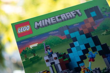 Bangkok, Tayland - 24 Ocak 2024: Bir kutu LEGO Minecraft The End Arena numarası 21242. Yetenek ve hayal gücünü geliştiriyor. Minecraft oyununun karakterleri.