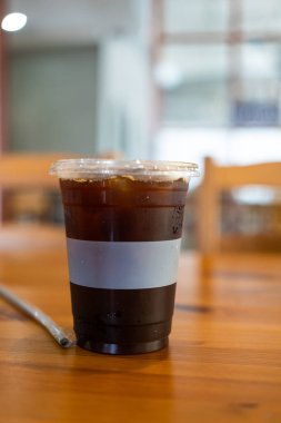 Kahve dükkanındaki masada soğuk sade kahve. Kapat.