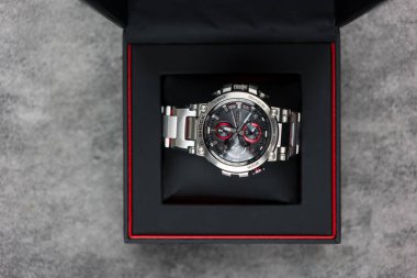 Bangkok, Tayland - 25 Ocak 2024: G-ShoCK saat modeli MTG-B1000D-1ADR, zarif ve lüks bir saat, metalik kırmızı bir renkle göze çarpıyor.