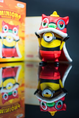 Bangkok, Tayland - 25 Ocak 2024: Çin 'in Minyonlar Serisi Seyahatleri' nden bir POP MART Sevimli. Aslan Dansı Stuart. POP MART 'tan Kör Kutu