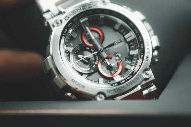 Bangkok, Tayland - 25 Ocak 2024: G-ShoCK saat modeli MTG-B1000D-1ADR gelişmiş teknoloji ile donatılmış füzyona dayanıklı metal ve reçine gövdesi.