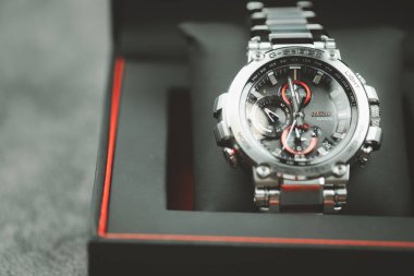 Bangkok, Tayland - 25 Ocak 2024: G-ShoCK saat modeli MTG-B1000D-1ADR, zarif ve lüks bir saat, metalik kırmızı bir renkle göze çarpıyor.