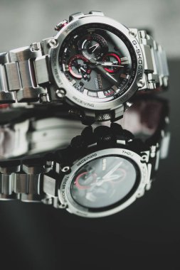Bangkok, Tayland - 25 Ocak 2024: G-ShoCK saat modeli MTG-B1000D-1ADR. MT-G serisi yumuşak, orta büyüklükte bir kompozit bant kullanır. Gelişmeler dayanıklılık ve titreşime dayanıklılık sağlar.