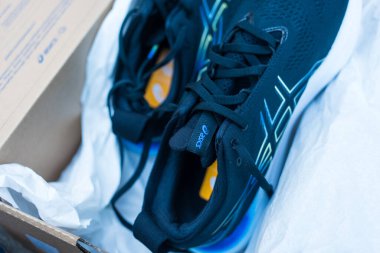 Bangkok, Tayland - 31 Ocak 2024: ASICS Koşu Ayakkabıları Jel Nimbus 25 WIDE ile yeni ayakkabı kutusu.