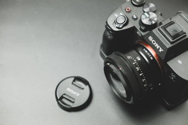 Bangkok, Tayland - 31 Ocak 2024: Sony Alpha a7 IV Full Frame MILC aynasız kamera. En iyi aynasız kamera 40mm mercekli.