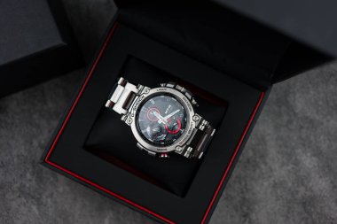 Bangkok, Tayland - 31 Ocak 2024 Casio G-Shock modeli MTG-B1000D-1ADR, siyah kutuda gümüş kol saati. G-Shock, Casio tarafından üretilen bir saat serisidir..