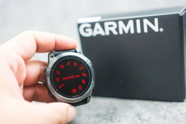 Bangkok, Tayland - 31 Ocak 2024: Garmin Epix Pro Gen 2, Sapphire Sürüm 47 mm 'de kırmızı kayma modunu gösteren akıllı saat üzerinde çok fonksiyonlu, akıllı bir yaşam tarzı