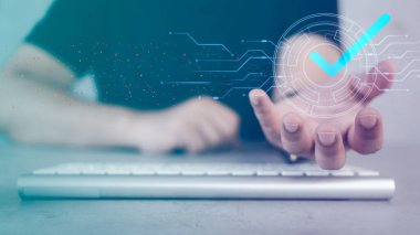 İşlemleri onaylamak ya da verilere erişimi onaylamak için sanal doğrulama gösteren erkek elleri. Çevrimiçi bankacılık uygulamasındaki girişi doğrulamak için güvenli parola