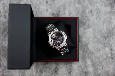 Bangkok, Tayland - 3 Şubat 2024 Casio G-Shock modeli MTG-B1000D-1ADR, paslanmaz çelik kol saati. G-Shock, Casio tarafından üretilen bir saat serisidir..