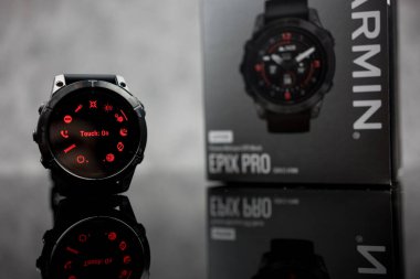 Bangkok, Tayland - 3 Şubat 2024: Garmin Epix Pro Gen 2, Sapphire Sürüm 47 mm 'de kırmızı kayma modunu gösteren akıllı saat üzerindeki çoklu fonksiyon
