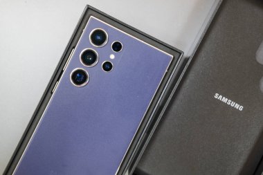 Samut Prakan, Tayland - 3 Şubat 2024: New Samsung S24, Ultra smartphone in its box 2024: New Samsung S24, Ultra smartphone in its box. Samsung yeni modelleri