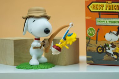 Bangkok, Tayland - 3 Şubat 2024 POP MART Snoopy 'den BITE Snoopy The Best Friends Serisi Figürleri. Snoopy En İyi Arkadaşlar. Snoopy ve Woodstock