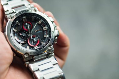 Bangkok, Tayland - 3 Şubat 2024: G-Shock modeli MTG-B1000D-1ADR paslanmaz çelik, bu saati günlük rutin olarak kullanan beyefendiler için zor bir saat ve lüks..