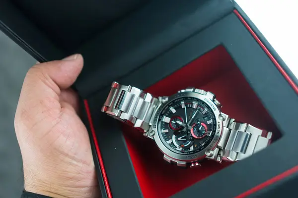 Bangkok, Tayland - 3 Şubat 2024: Bir kutu G-Shock modeli olan MTG-B1000D-1ADR, günlük rutin olarak bu saati kullanan beyefendiler için zor bir saat ve lüks..