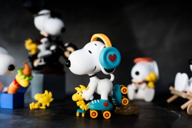 BANGKOK, THAILAND - 5 Şubat 2024: Paten En İyi Arkadaş serisi figürleri Snoopy, yaklaşık 10 cm boyunda.