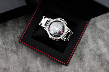 Bangkok, Tayland - 5 Şubat 2024 Casio G-Shock modeli MTG-B1000D-1ADR, siyah kutuda gümüş kol saati. G-Shock, Casio tarafından üretilen bir saat serisidir..