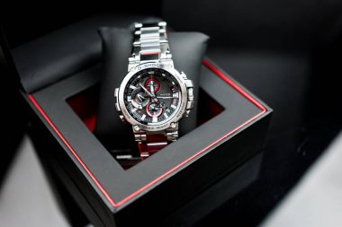 Bangkok, Tayland - 5 Şubat 2024: G-ShoCK saat modeli MTG-B1000D-1ADR, bir zarafet ve lüks saat, metalik kırmızı bir renkle göze çarpıyor.