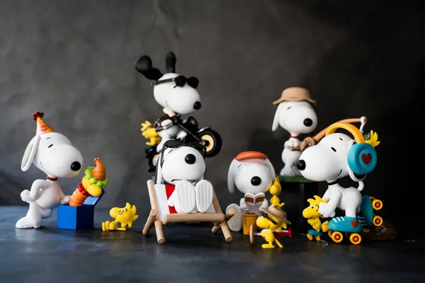 BANGKOK, THAILAND - 5 Şubat 2024: Pop Mart Snoopy 'nin şirin oyuncağı En İyi Arkadaşlar Serisi Oyuncak Oyuncak. Snoopy ve Woodstock