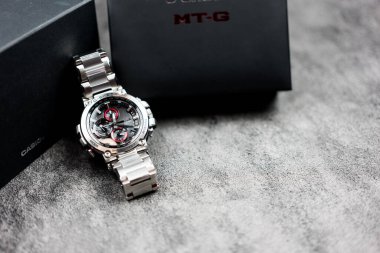 Samut Prakan, Tayland - 8 Şubat 2024: Casio G-Shock modeli MTG-B1000D-1ADR, paslanmaz çelik kol saati. G-Shock, Casio tarafından üretilen bir saat serisidir..