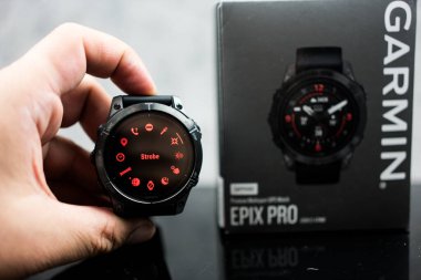 Samut Prakan, Tayland - 8 Şubat 2024: Garmin Epix Pro Gen 2, Sapphire Sürüm 47 mm 'de kırmızı kayma modunu gösteren çok fonksiyonlu akıllı saat, akıllı bir yaşam tarzı