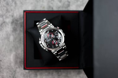 Samut Prakan, Tayland - 8 Şubat 2024: Casio G-Shock modeli MTG-B1000D-1ADR, paslanmaz çelik kol saati. G-Shock, Casio tarafından üretilen bir saat serisidir..