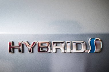 Bangkok, Tayland - 8 Şubat 2024: Toyota arabasının Hybrid logosunun kapatılması. Melez işareti