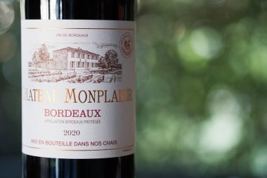 Bangkok, Tayland - 9 Şubat 2024: Bordeaux, Fransa 'dan bir şişe kırmızı şarap