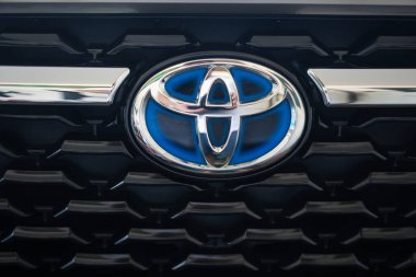 Bangkok, Tayland - 12 Şubat 2024: Toyota Car 'ın Toyota logosu, Japon otomobil üreticisinden hibrit araba logosu