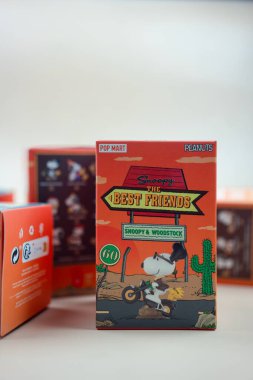 Bangkok, Tayland - 12 Şubat 2024: Bir kutu Snoopy the Best Friends dizisi figürleri. Malzeme: PVC / ABS, yaklaşık 10 cm boyunda. Tüm sette 9 tane kör kutu var.