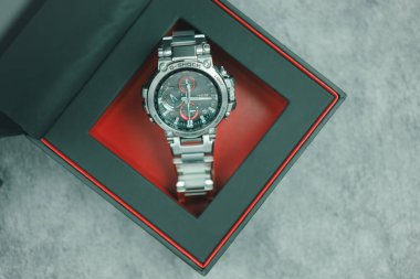 Bangkok, Tayland - 12 Şubat 2024: G-ShoCK saat modeli MTG-B1000D-1ADR, zarif ve lüks bir saat, metalik kırmızı bir renkle göze çarpıyor.