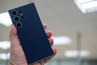 Samut Prakan, Tayland - 12 Şubat 2024: Yeni Samsung Galaksisi S24 Ultra yeni modelleri piyasaya sürüldü. AI ile modern cep telefonu teknolojisi kavramı