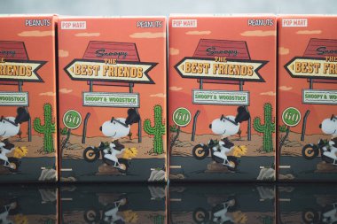 Bangkok, Tayland - 12 Şubat 2024: Bir kutu Snoopy the Best Friends serisi figürü, yaklaşık 10 cm boyunda. Tüm sette 9 tane kör kutu var.