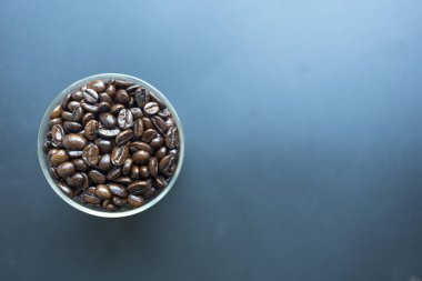 Kahve çekirdekli cam kavanozun yakın çekimi. Üst görünüm