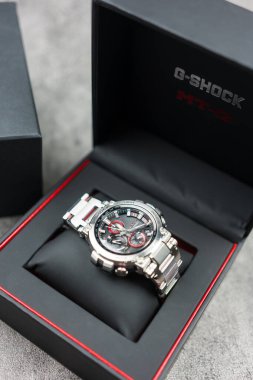 Bangkok, Tayland - 14 Şubat 2024 Casio G-Shock modeli MTG-B1000D-1ADR, siyah kutuda gümüş kol saati. G-Shock, Casio tarafından üretilen bir saat serisidir..