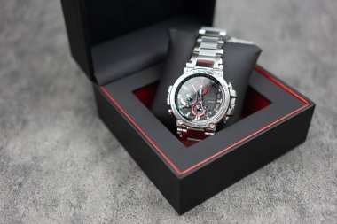 Bangkok, Tayland - 14 Şubat 2024: Casio G-Shock modeli MTG-B1000D-1ADR siyah ambalaj, lüks moda saatinde sergilenmektedir
